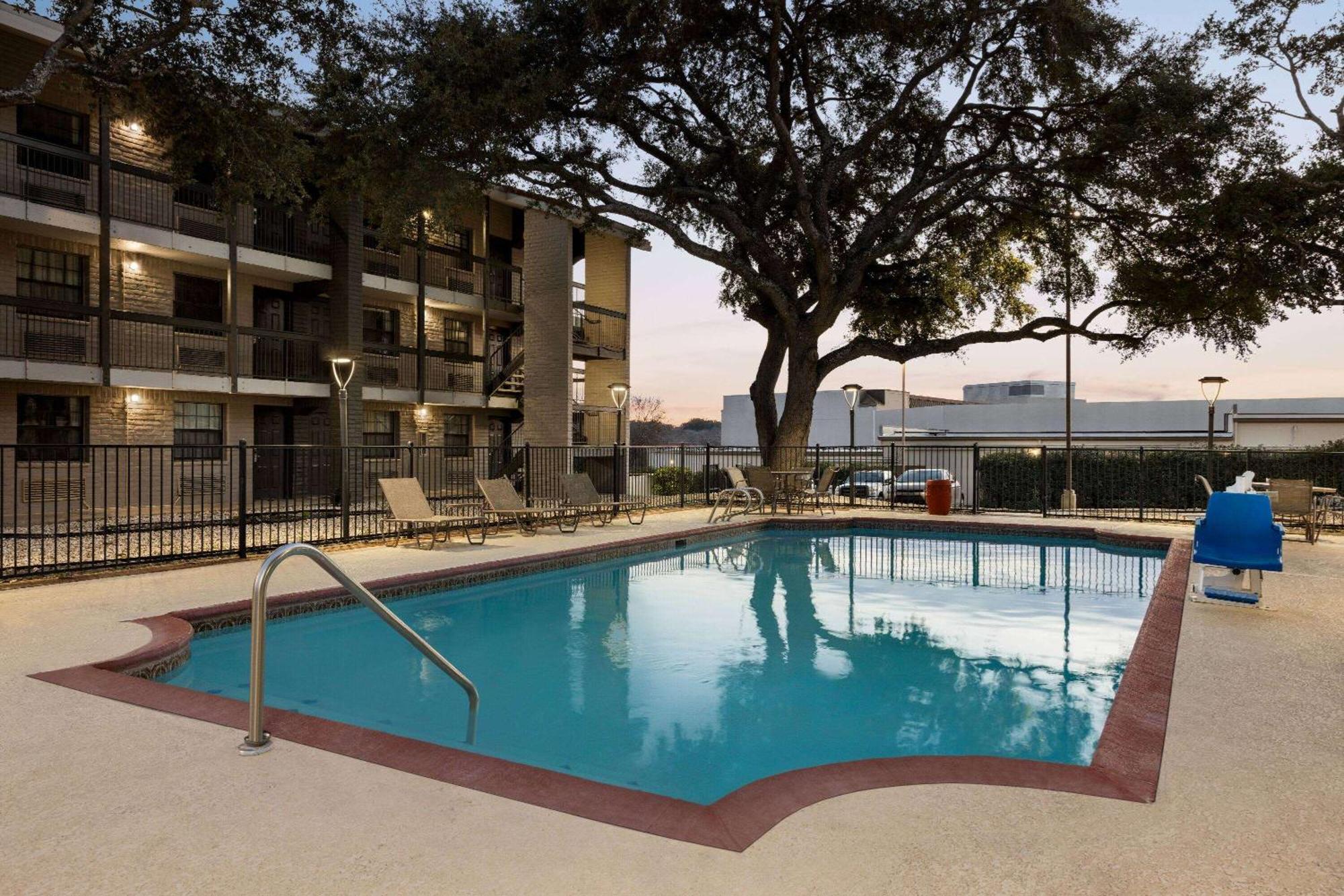 La Quinta Inn By Wyndham San Antonio I-35 N At Toepperwein Exteriör bild